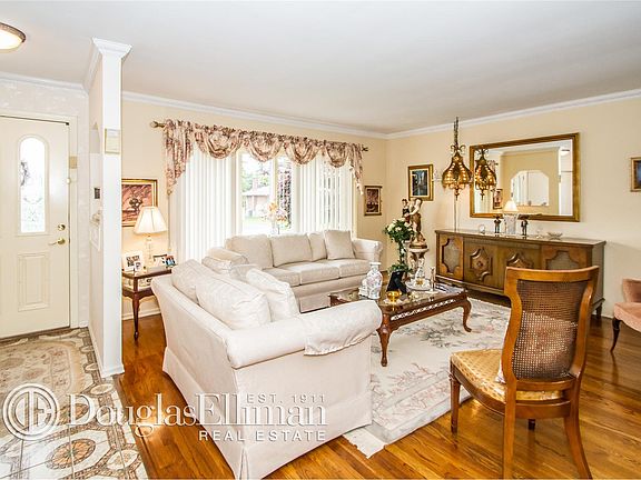 3rd image of 47 Marilyn Blvd