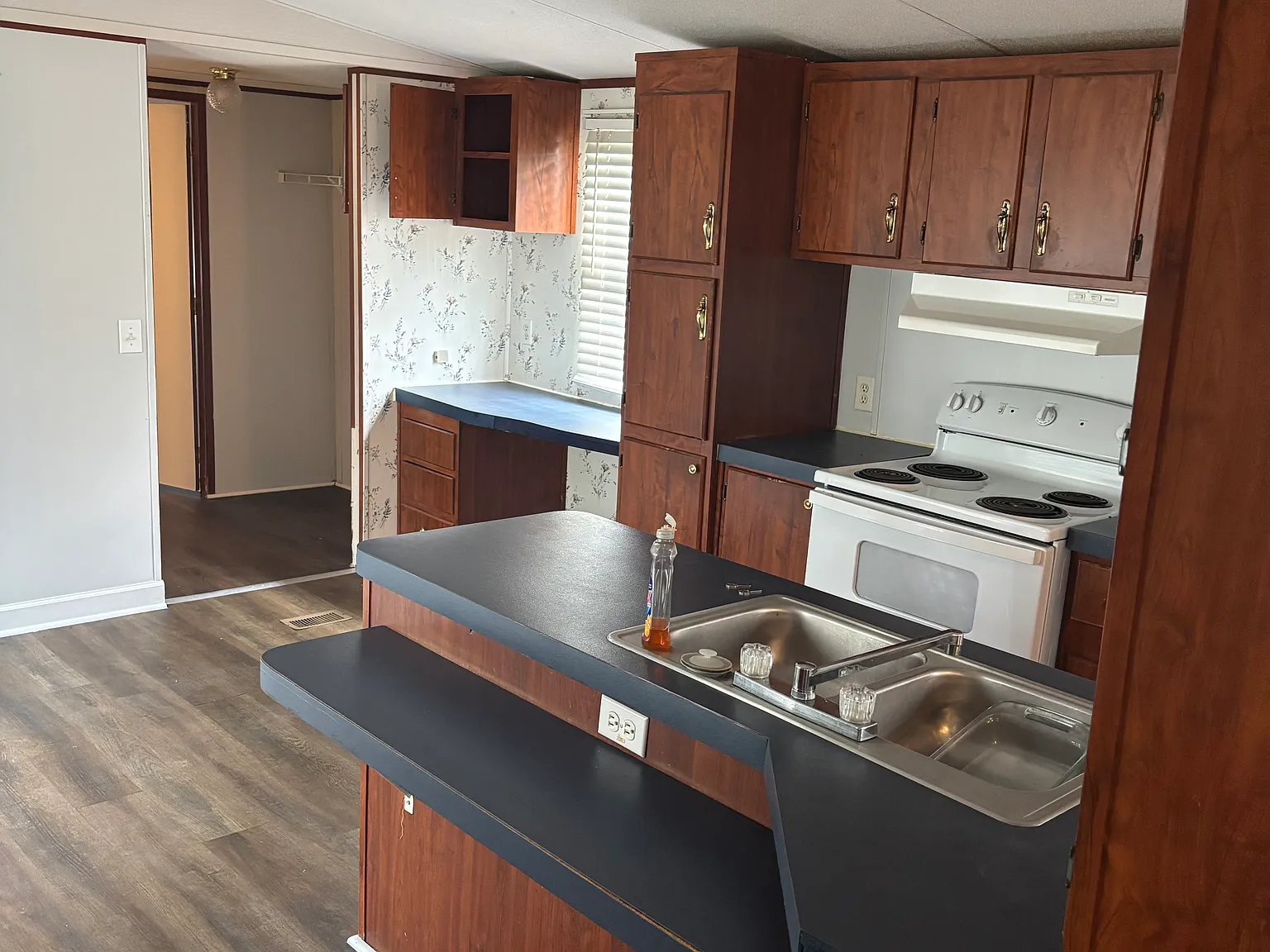 3 bed, 1100 sqft, $1,300 — Photo 3
