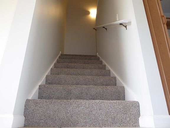 4th image of 301 E Jackson St #B