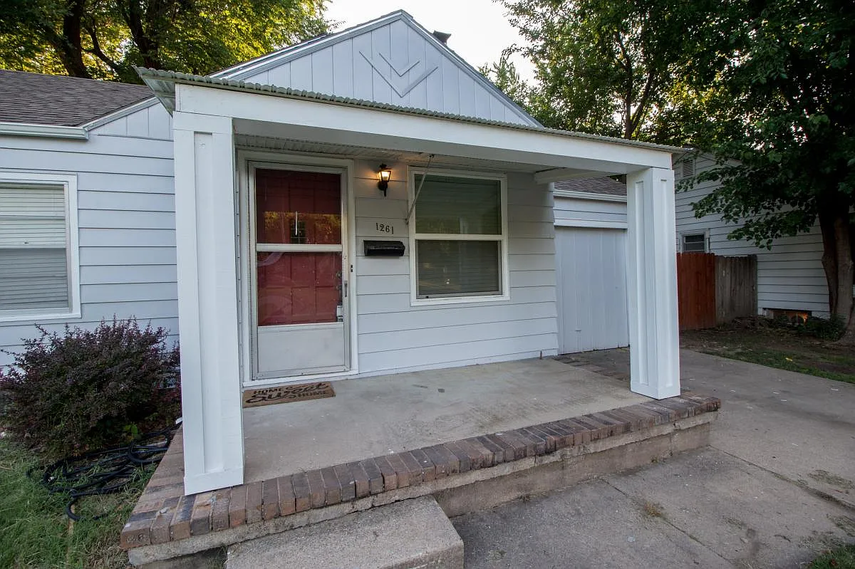 1261 S Minneapolis Avenue — Photo 2