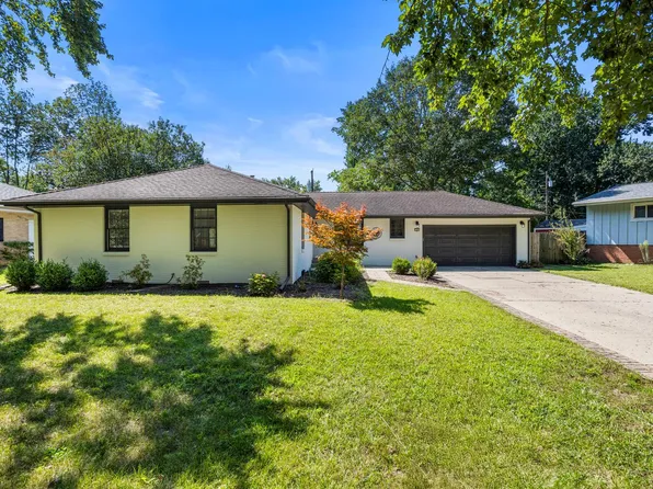1107 Foothill Dr, Champaign, IL 61821