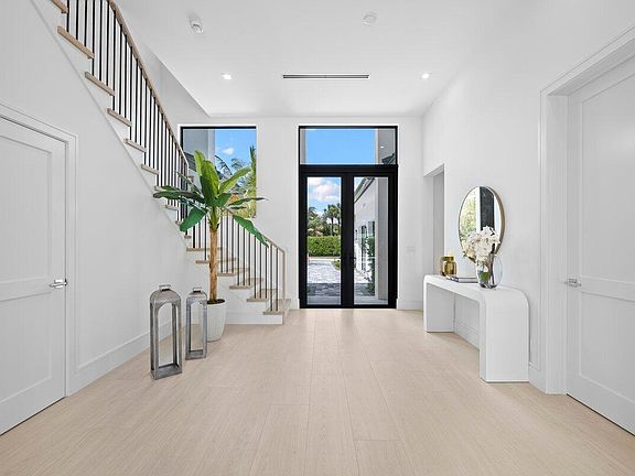 3rd image of 325 W Riverside Drive