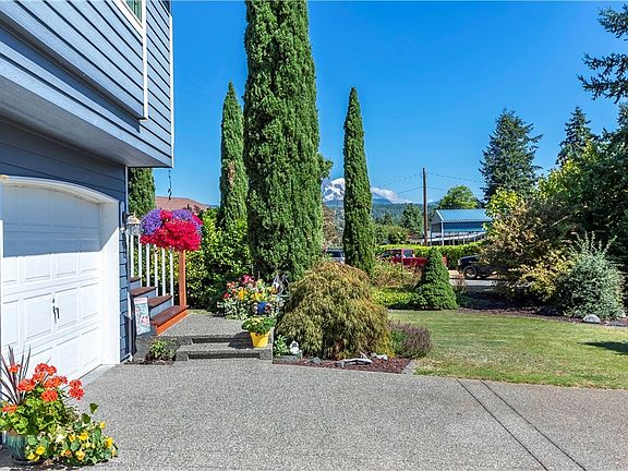 3rd image of 323 Maple Dr N