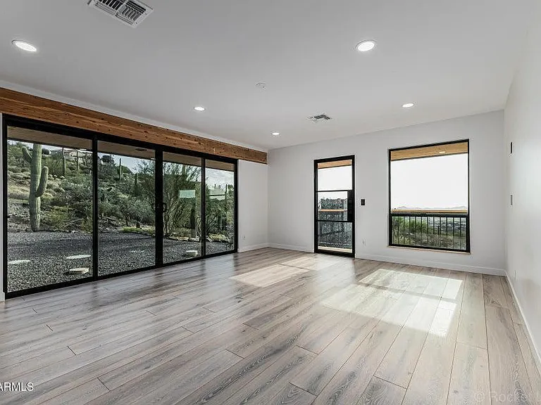 6111 E Victoria Dr — Photo 18