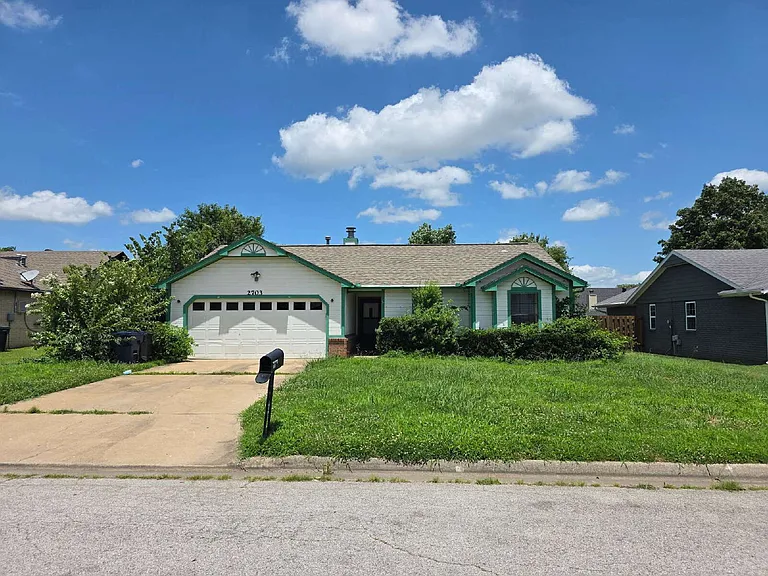 2703 W Beech St — Photo 1