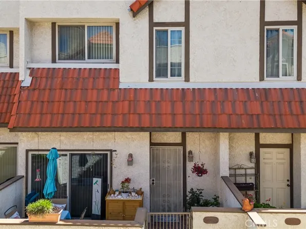 17935 River Cir APT 2, Santa Clarita, CA 91387