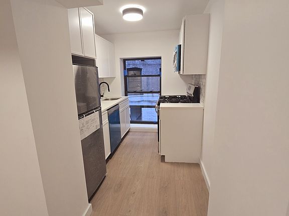 3rd image of 327 E 108th St #35
