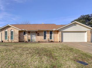 411 Rambling Ln, Euless, TX 76039