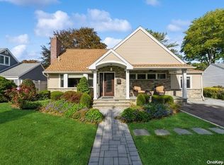 676 Knollwood Dr, West Hempstead, NY 11552
