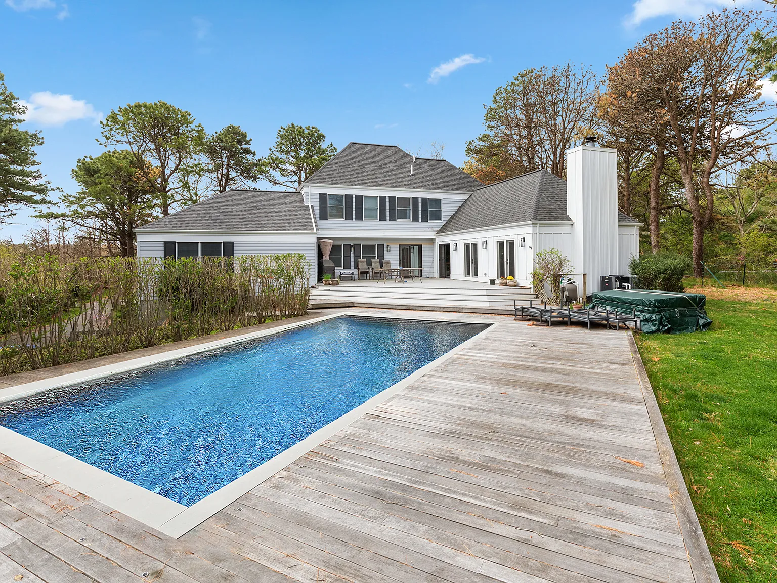 Southampton Fabulous Traditional Home. Great Location. — Photo 3