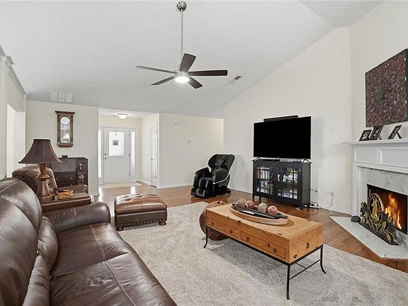 4th image of 3366 Vernon Cmns NW