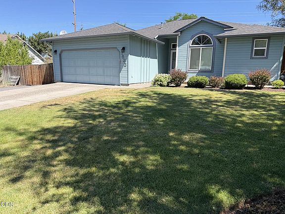 2nd image of 1522 NE Locksley Dr