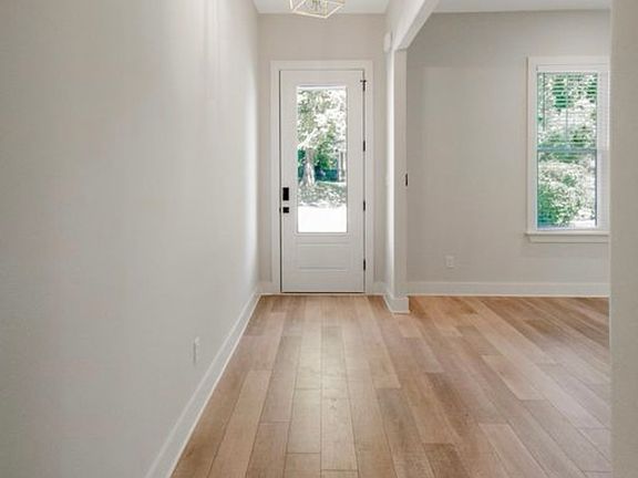 5th image of 1595 Netherwood Ave