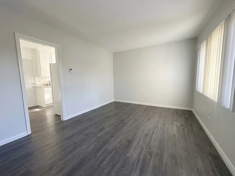 1125 W 111th St #1/2 — Photo 4