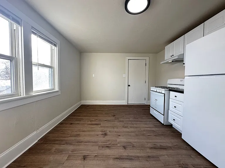 1152 Stuart St — Photo 9