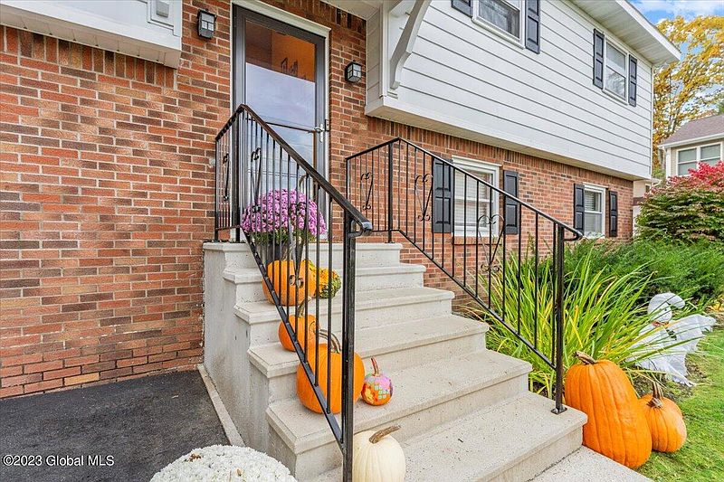 3rd image of 504 Crescent Avenue