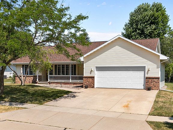 2nd image of 208 W Wayfarer Ln