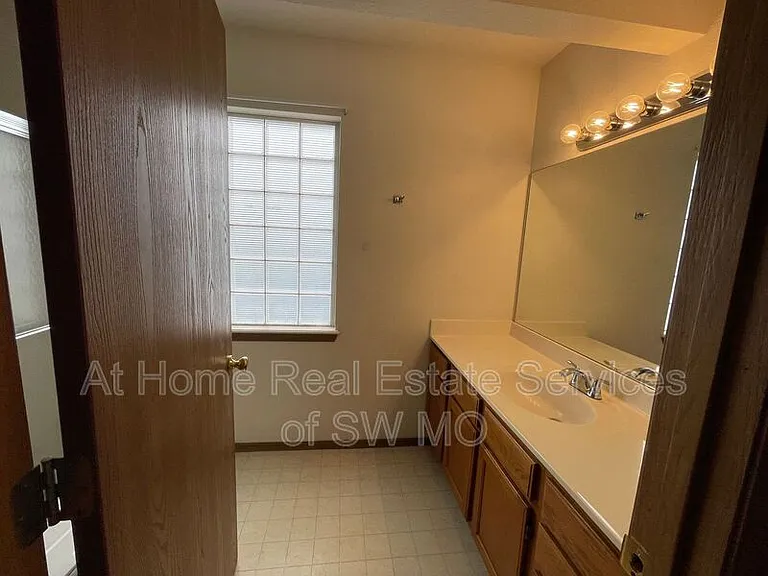 877 N 22nd St — Photo 8
