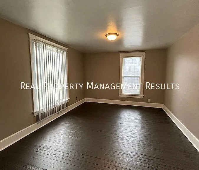 815 E Gum St — Photo 15