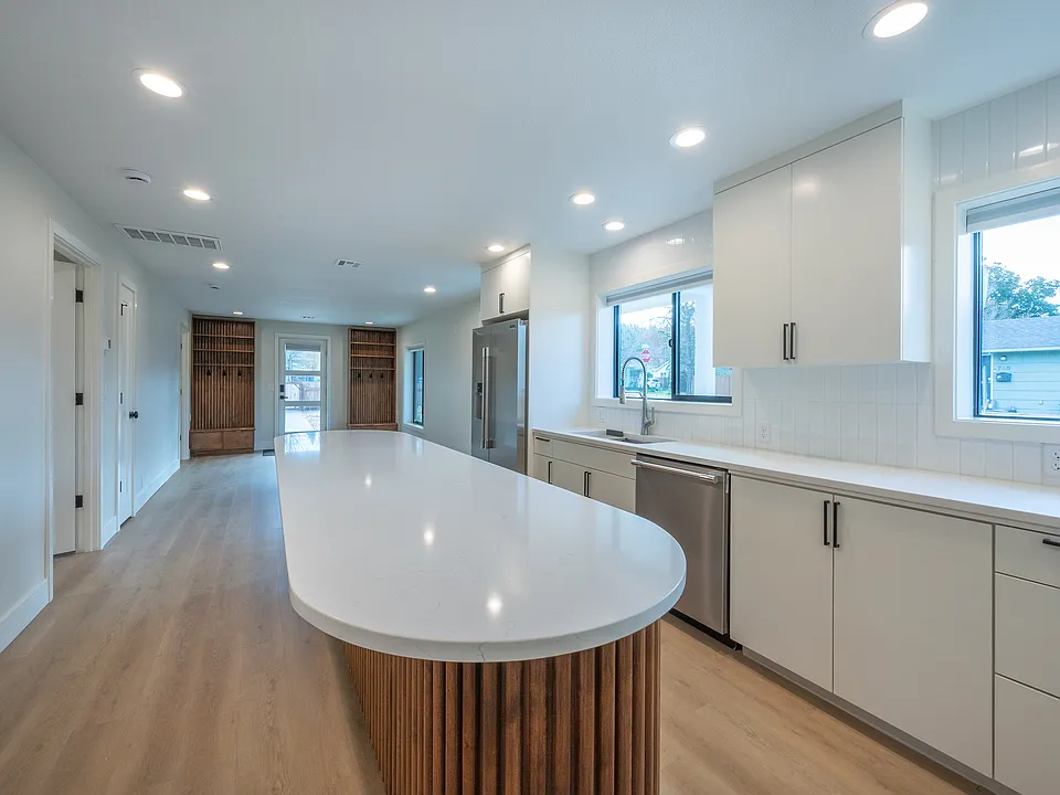 795 E 29th Ave