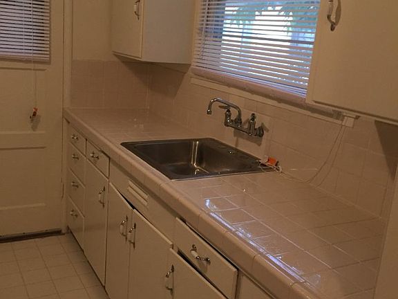 3rd image of 1035 Laurel St APT 4