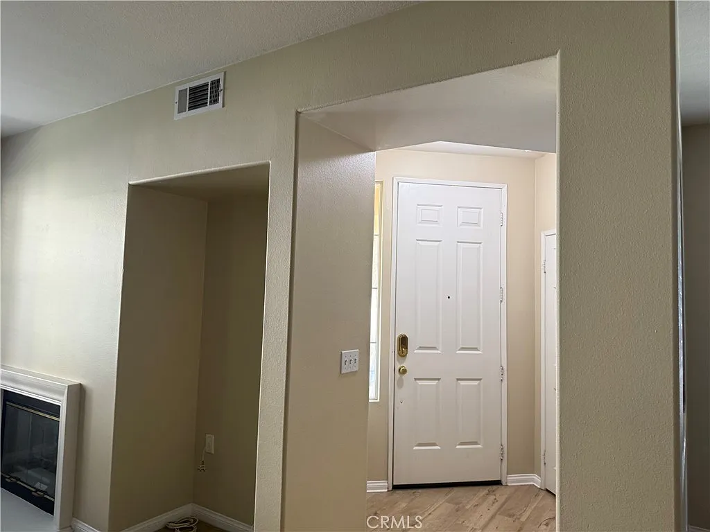 3 bed, 2.5 bath, 1627 sqft, $4,350 — Photo 4