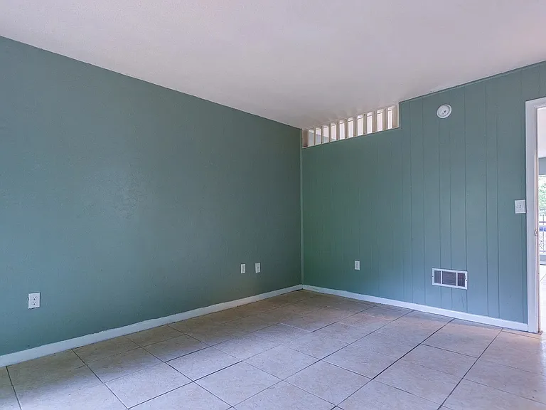 409 NE 11th St #2 — Photo 10