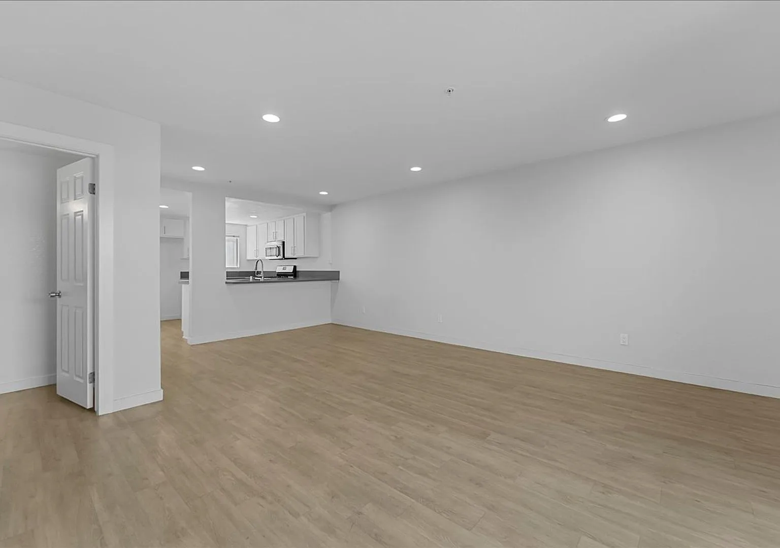 Beautiful Two Story Townhome Located In The Heart of Lawndale! — Photo 2