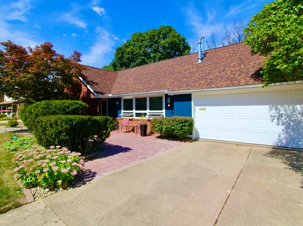 300 Oakwood Cir, Washington, IL 61571