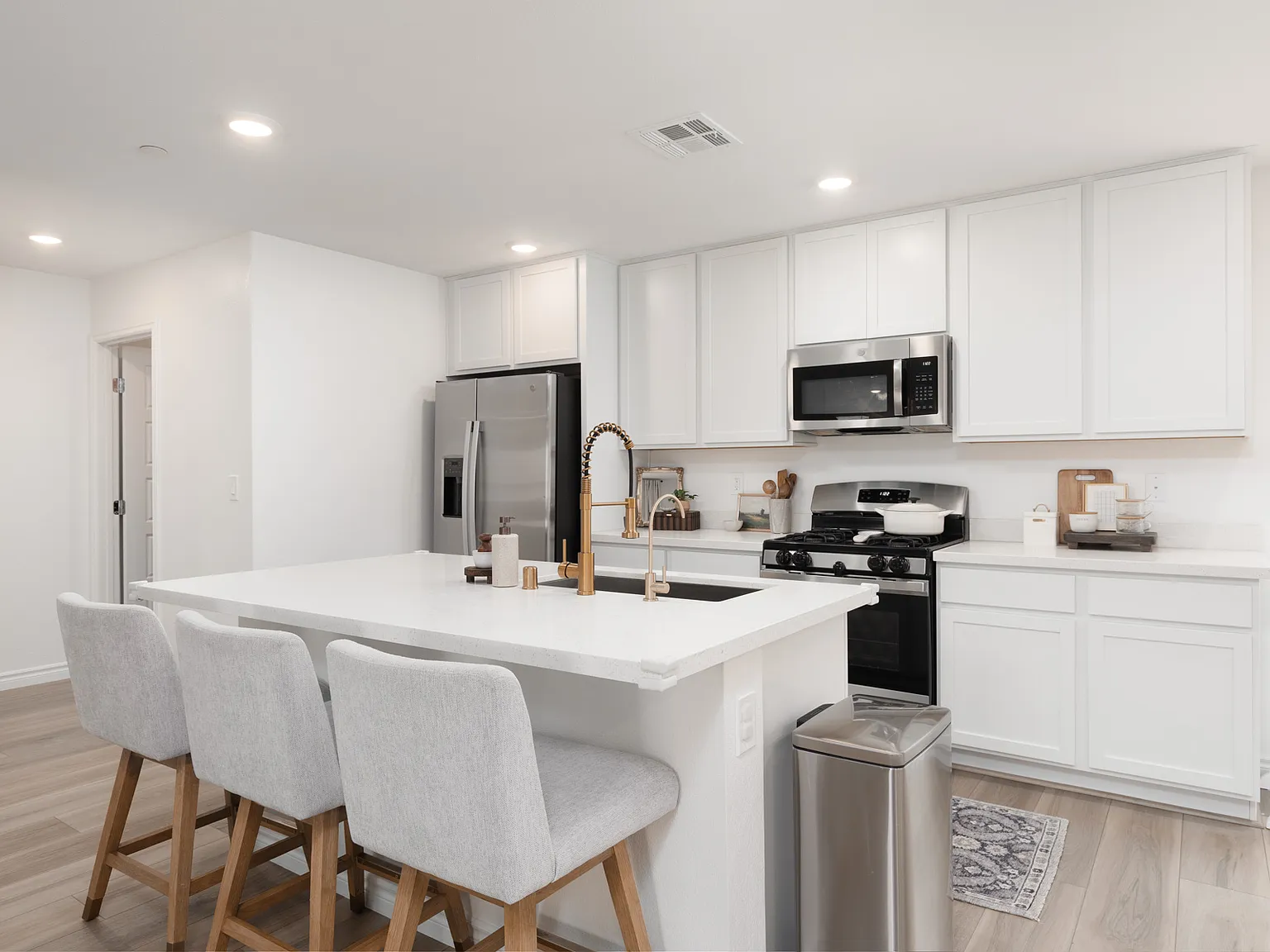 4 bed, 3.5 bath, 2194 sqft, $2,250 — Photo 1
