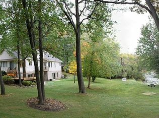 407 Peninsula Lake Dr, Highland, MI