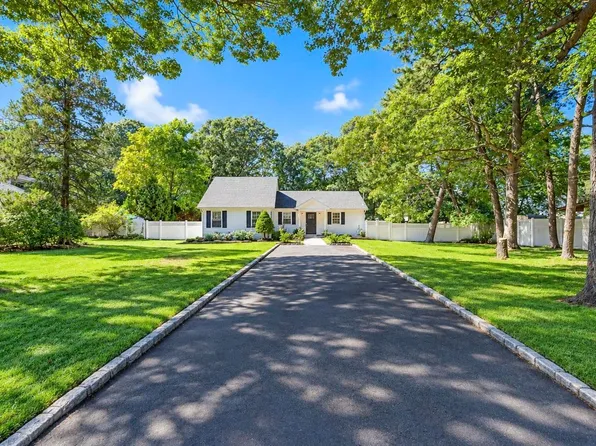 212 N Evergreen Dr, Selden, NY 11784