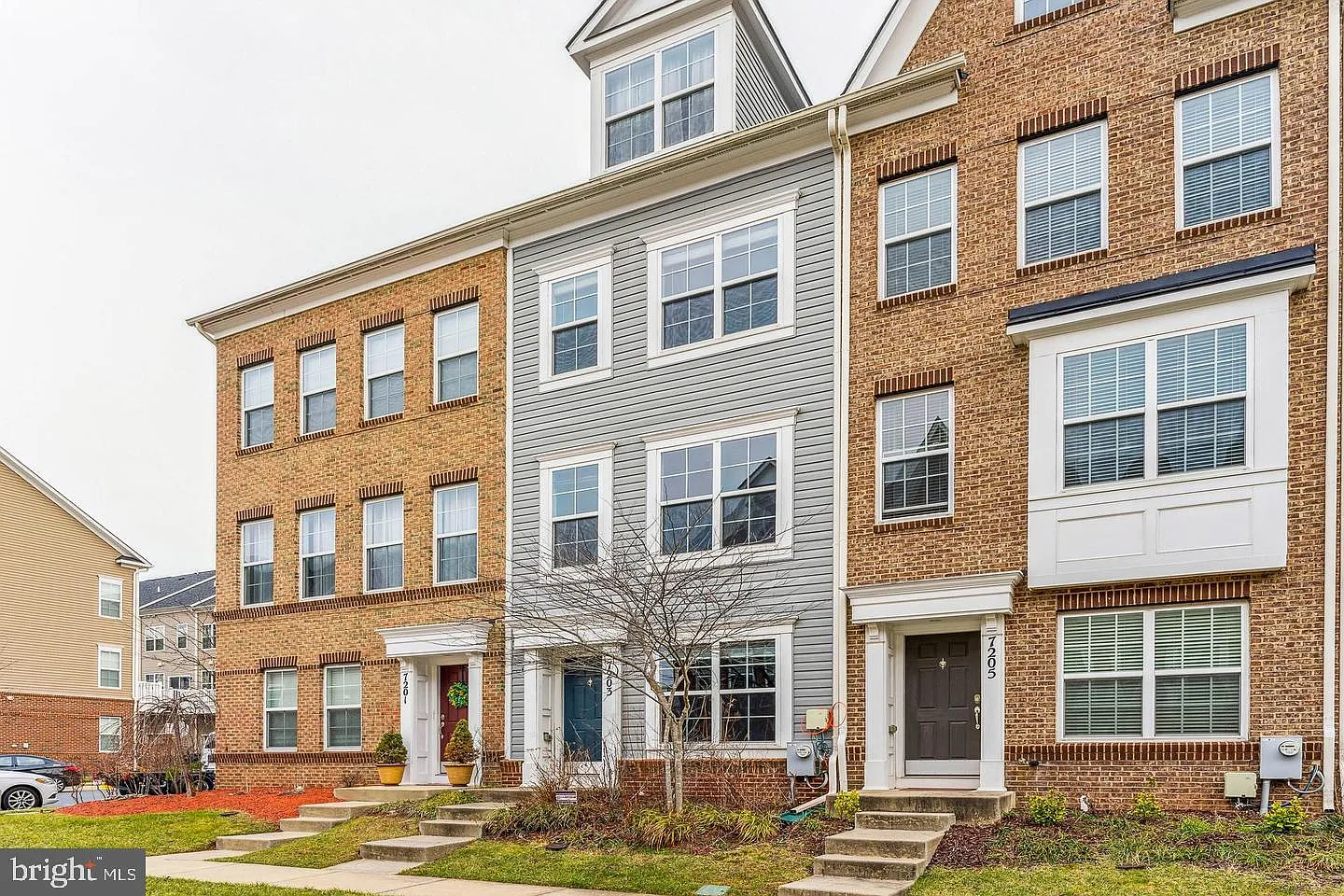 3 bed, 5.0 bath, 1280 sqft, $3,200 — Photo 3