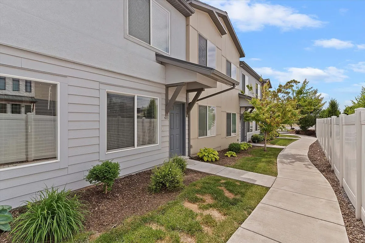 3 bed, 2.5 bath, 1689 sqft, $2,200 — Photo 1
