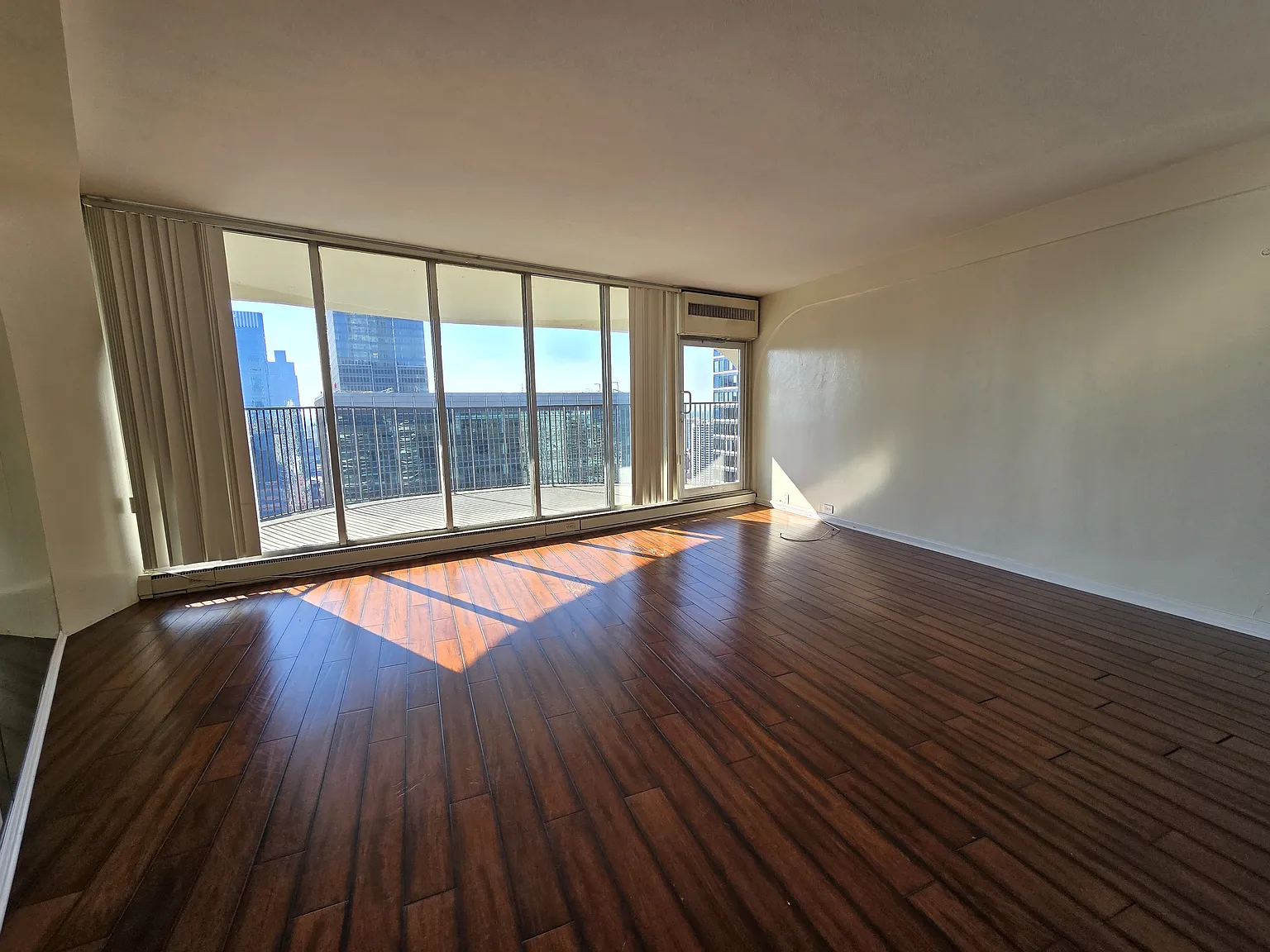 1 bed, 725 sqft, $2,400 — Photo 3