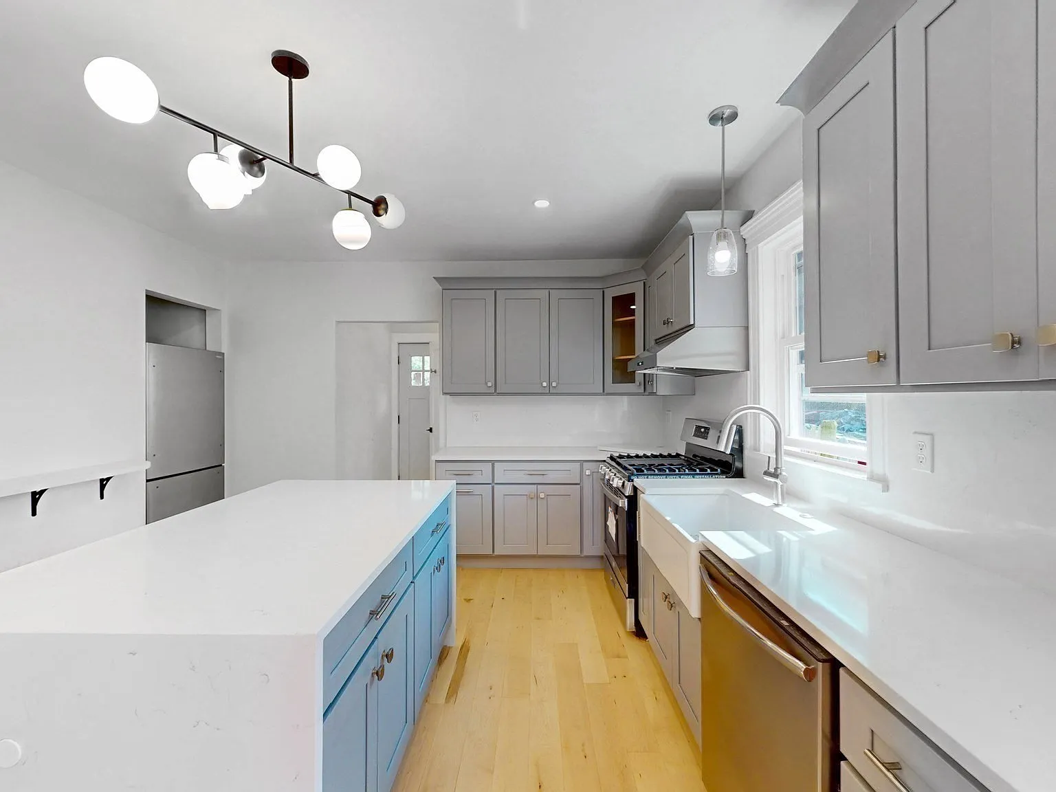 4 bed, 2.0 bath, 2250 sqft, $4,300 — Photo 3