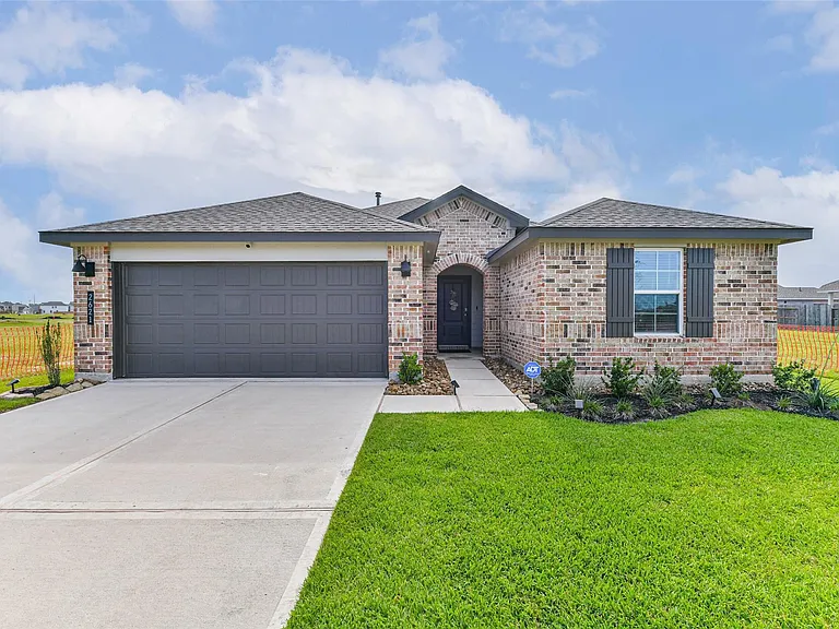 2621 Mackinac Bay Dr — Photo 1