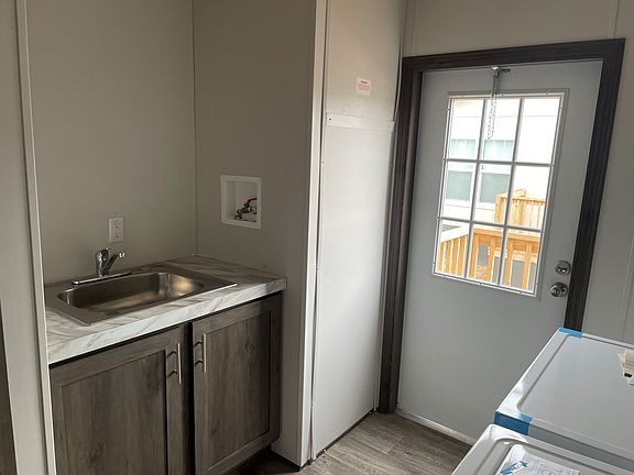 5th image of 129 Pineland Ave #71