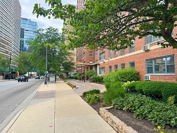 2nd image of 2909 N Sheridan Rd APT 704