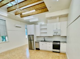 Bright Live-Work Studio with Tall Ceilings & Built-in Storage off Lowell Street in Oakland, Emeryville, CA 94608