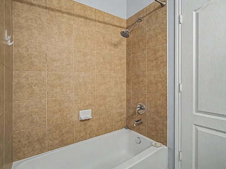 630 W Newport Bnd — Photo 31