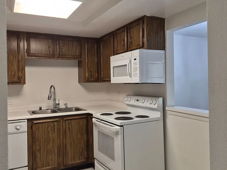 925 Country Club Dr SE #C — Photo 7
