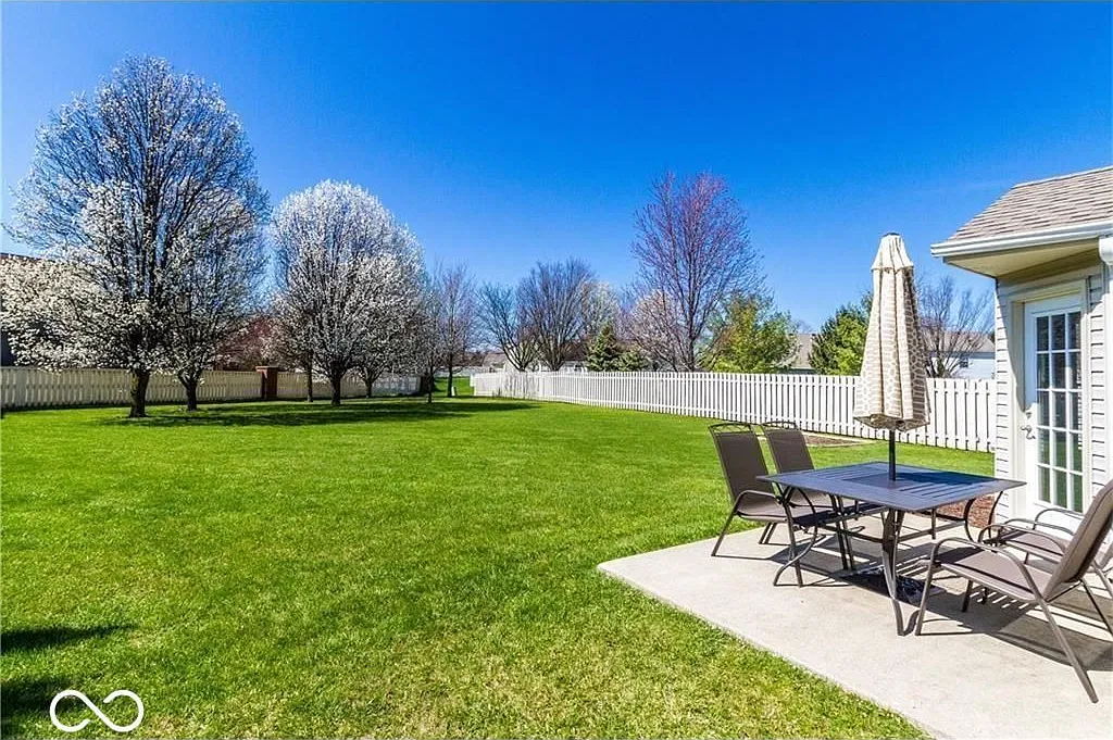 3 bed, 3.0 bath, 1516 sqft, $2,300 — Photo 3