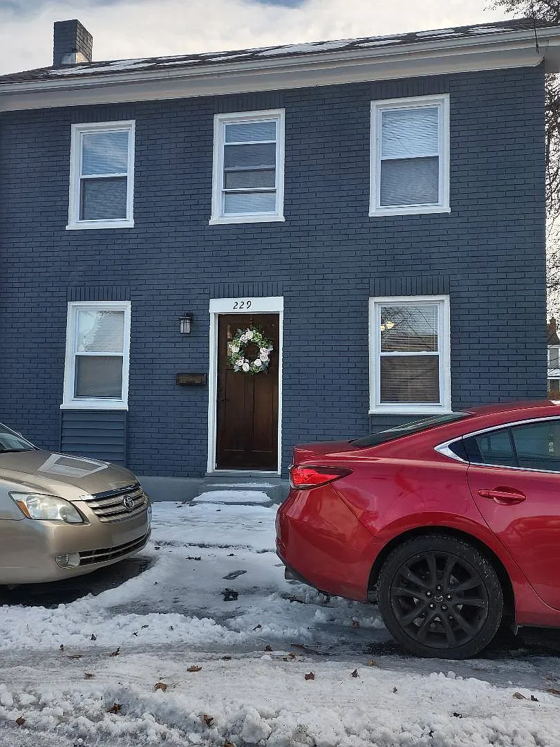 229 W Locust St photo 1
