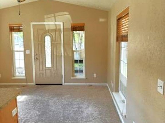 5th image of 325 Hall St