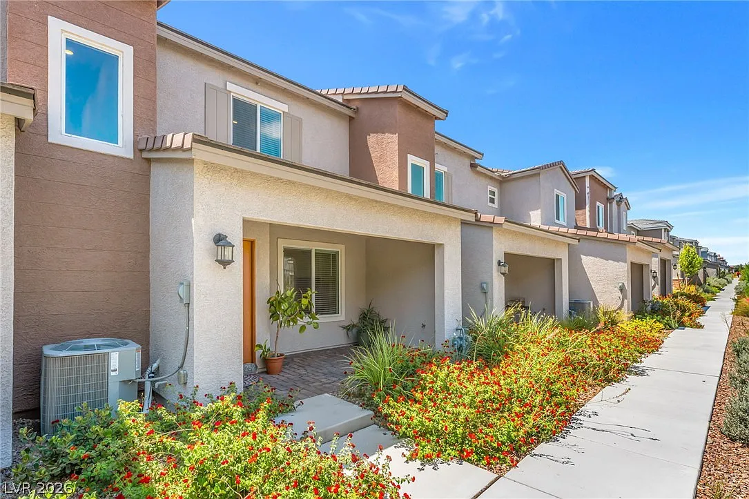 3 bed, 2.5 bath, 1275 sqft, $2,100 — Photo 3