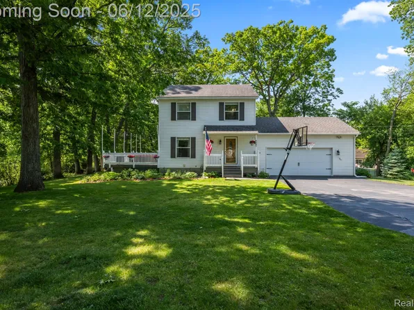 6287 Woodring Ct, Brighton, MI 48116