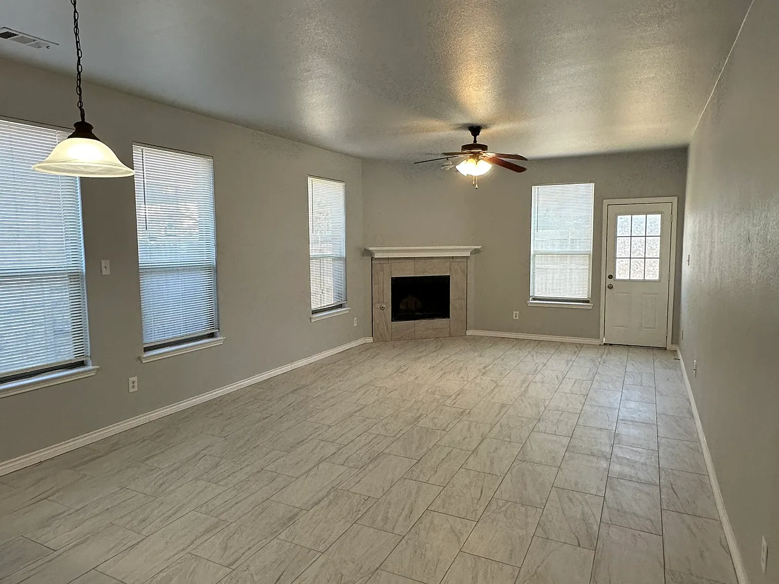 4 bed, 2102 sqft, $2,400 — Photo 2