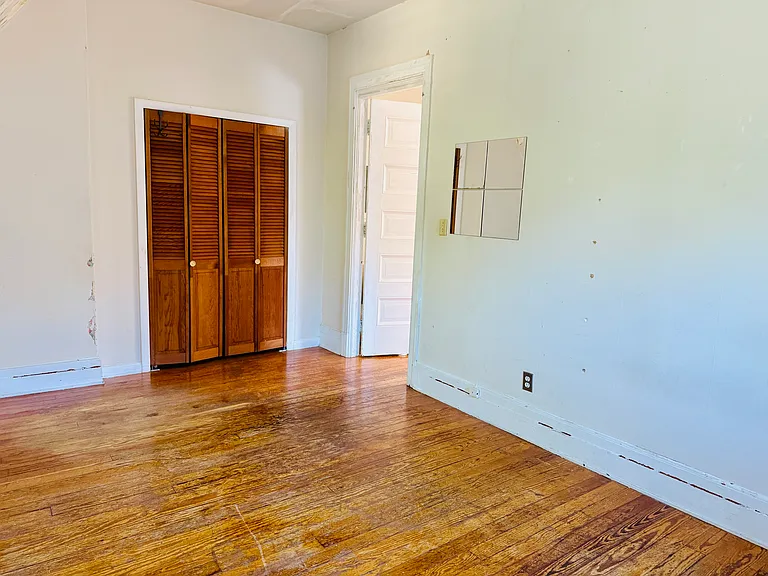 469 Whitney Ave #8 — Photo 4