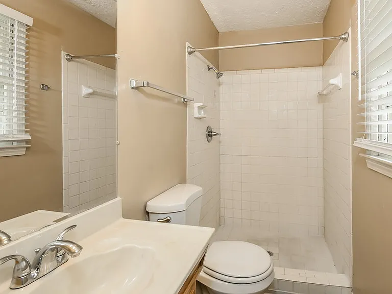 2906 Elizabeth Ln — Photo 14